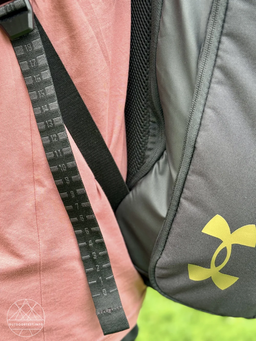 Under Armour Contain Duo mittelgroßer Rucksack/Seesack